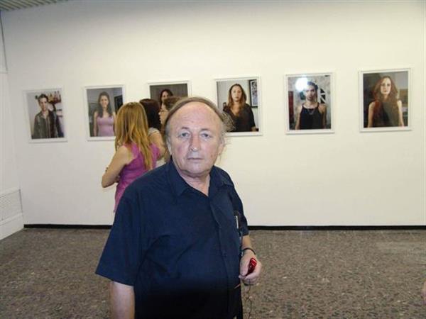 Painter Yair Garbuz at the Bezalel exhibition in Terminal 1