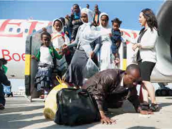 يهود من أثيوبيا ينزلون من درج طائرة في مطار بن غوريون