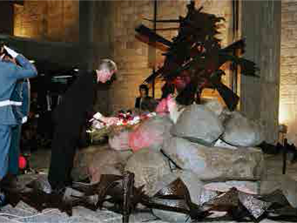 الرئيس الأمريكي بيل كلينتون يضع إكليلا من الزهور على النصب التذكاري لإحياء ذكرى شهداء معارك إسرائيل خلال زيارته الرسمية إلى الكنيست