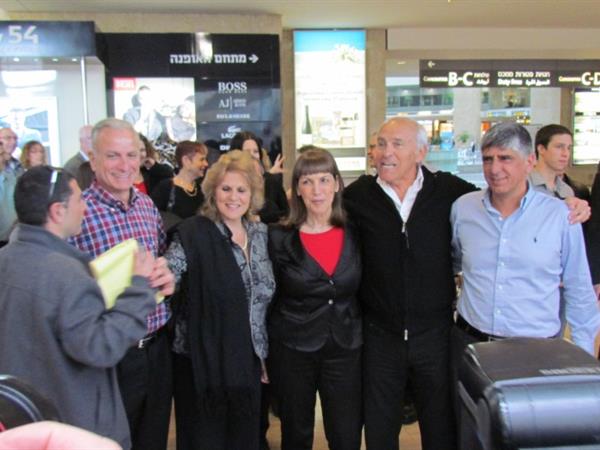 Minister of Sport Limor Livnat – Minister of Sport, footballer Motale Spiegelr and Shmuel Zakai, Director General of Ben Gurion Aiprot, at the inauguration ceremony in the Connector.